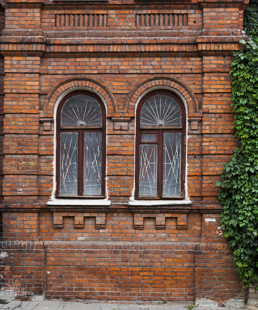 Wall with windows of an old building - 写真・画像
