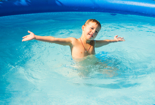 boy in the swimming pool - Фото, зображення