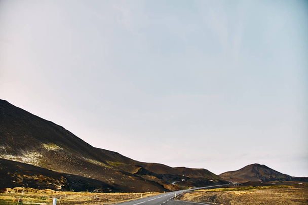 İzlanda 'nın inanılmaz manzaralarında güzel bir yol. - Fotoğraf, Görsel