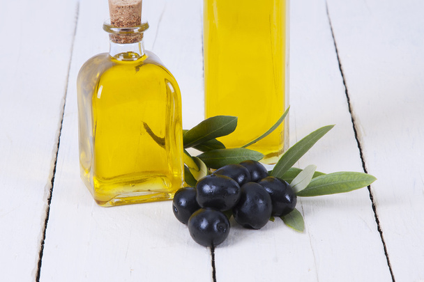 butelki oleju z oliwek i oliwek - Zdjęcie, obraz