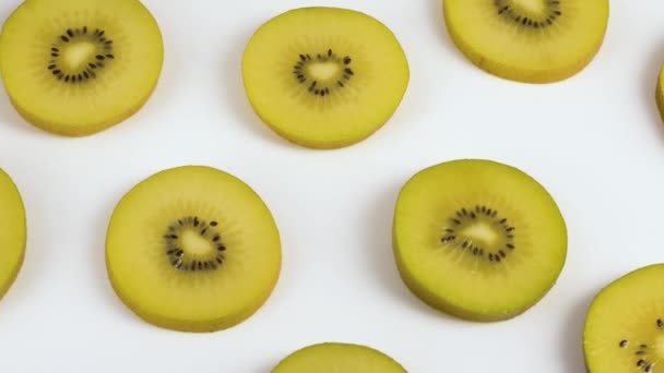 Rebanadas de fruta Kiwi girando sobre fondo blanco
 - Metraje, vídeo