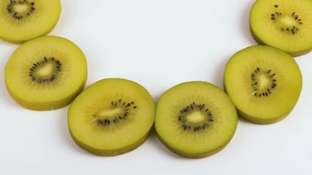 Kiwi-Fruchtscheiben rotieren auf weißem Hintergrund - Filmmaterial, Video