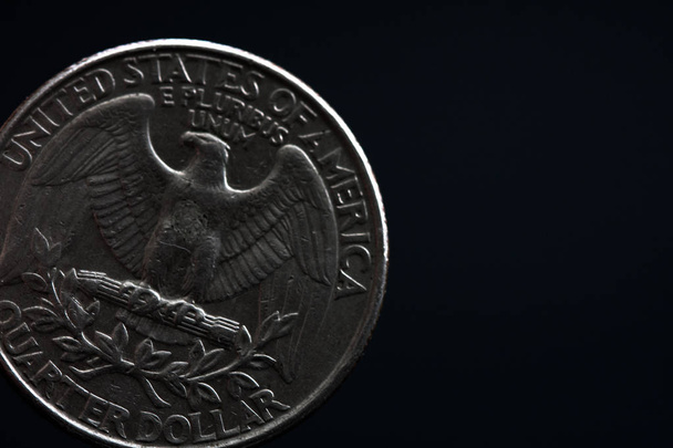 Az ember kezében ezüst amerikai érme, közeli egy negyed dollár érme izolált fekete. Táska, dollár. - Fotó, kép