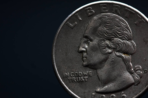 Mão de homem segurando uma moeda americana de prata, close-up de um quarto de dólar moeda isolada sobre preto. Saco, dólares
. - Foto, Imagem