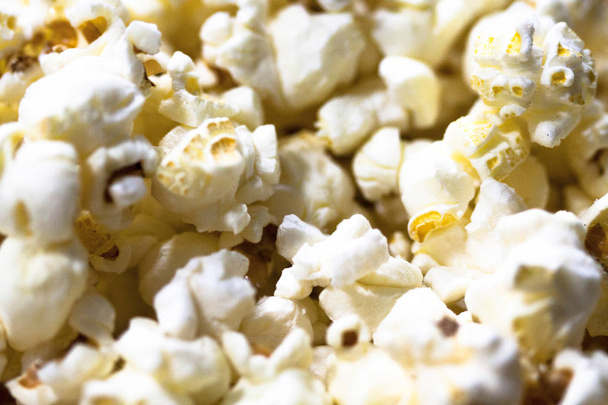 Popcorn bianchi con burro, quantità di popcorn. Alimentazione cinematografica
. - Foto, immagini