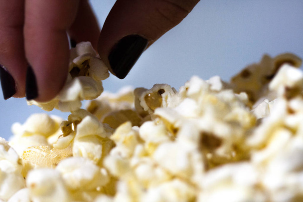 weißes Popcorn mit Butter, Popcorn im Kinosessel. - Foto, Bild