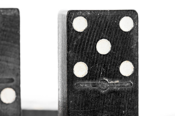 Domino gevormd op verschillende manieren, zwart, op witte achtergrond. Spel van de Domino. - Foto, afbeelding