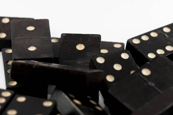 Domino gevormd op verschillende manieren, zwart, op witte achtergrond. Spel van de Domino. - Foto, afbeelding