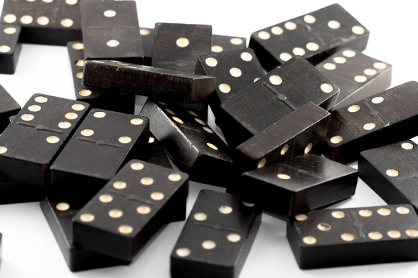 Domino muodostettu eri tavoin, musta, valkoisella taustalla. Peli domino
. - Valokuva, kuva