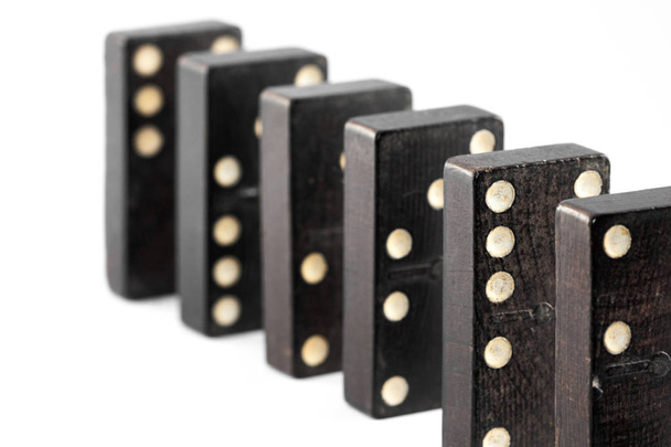 Domino heeft de positie op verschillende manieren gevormd, zwart, op witte achtergrond. Spel van de Domino. - Foto, afbeelding