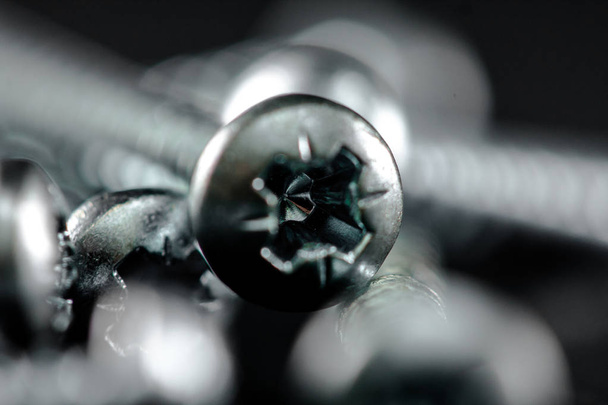 Fekete alapon csoportosított acél csavarok. DIY eszközök. - Fotó, kép