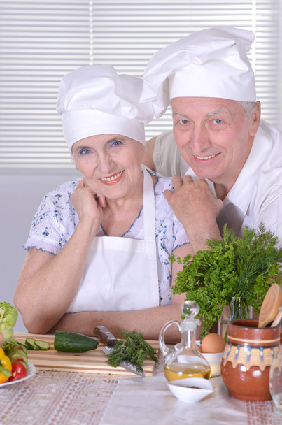couple preparing salad - Valokuva, kuva