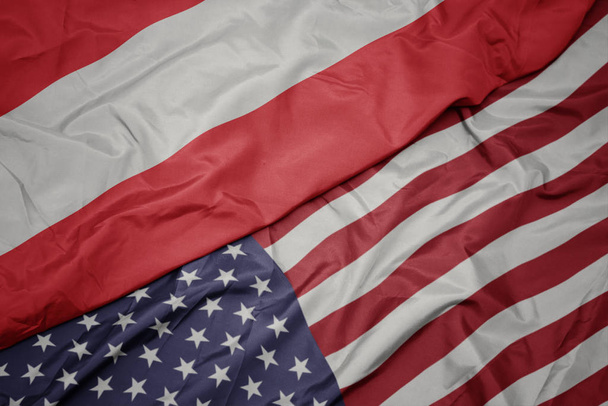 με πολύχρωμη σημαία των Ηνωμένων Πολιτειών της Αμερικής και της εθνικής σημαίας της Αυστρίας. - Φωτογραφία, εικόνα