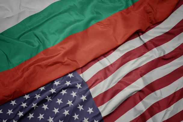 размахивая красочным флагом Соединенных Штатов Америки и национальным флагом Болгарии
. - Фото, изображение