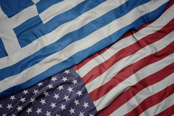 falujące kolorowe flagi Stanów Zjednoczonych Ameryki i flagi narodowej Grecji. Makro - Zdjęcie, obraz