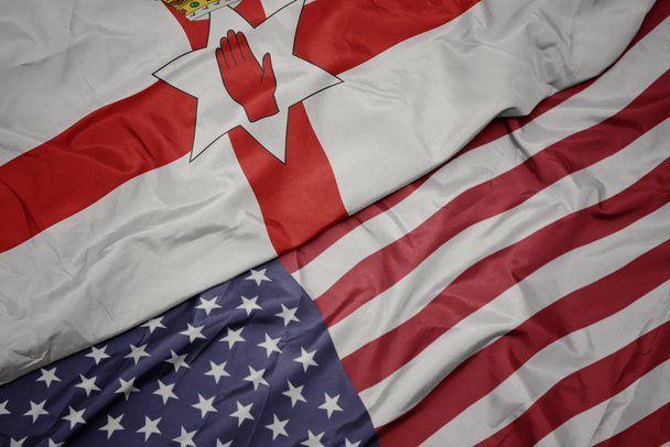 размахивая красочным флагом Соединенных Штатов Америки и национальным флагом северной Ирландии. macro
 - Фото, изображение