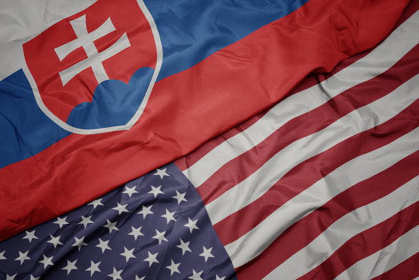 ondeando colorida bandera de Estados Unidos de América y bandera nacional de Eslovaquia. macro
 - Foto, imagen