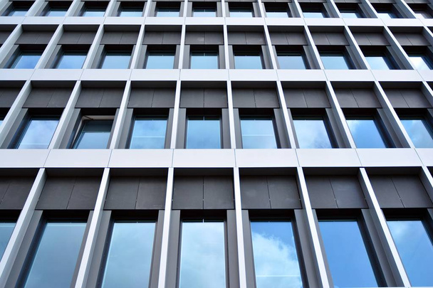 Новое офисное здание в бизнес-центре. Стена из стали и стекла с голубым небом. Современная корпоративная архитектура - концепция бизнеса и успеха
. - Фото, изображение