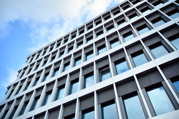 İş merkezinde yeni ofis binası. Duvar mavi gökyüzü ile çelik ve camdan yapılmış. Modern kurumsal mimari - iş ve başarı kavramı. - Fotoğraf, Görsel