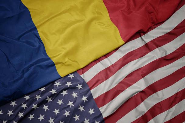 ondeando colorida bandera de estados unidos de América y bandera nacional de romania. macro
 - Foto, imagen