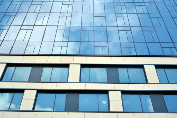 Νέο κτίριο γραφείων στο Επιχειρηματικό κέντρο. Τοίχος από ατσάλι και γυαλί με γαλάζιο ουρανό. Σύγχρονη εταιρική αρχιτεκτονική-επιχειρηματική και επιτυχημένη έννοια. - Φωτογραφία, εικόνα