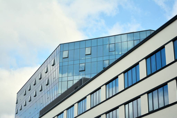 İş merkezinde yeni ofis binası. Duvar mavi gökyüzü ile çelik ve camdan yapılmış. Modern kurumsal mimari - iş ve başarı kavramı. - Fotoğraf, Görsel