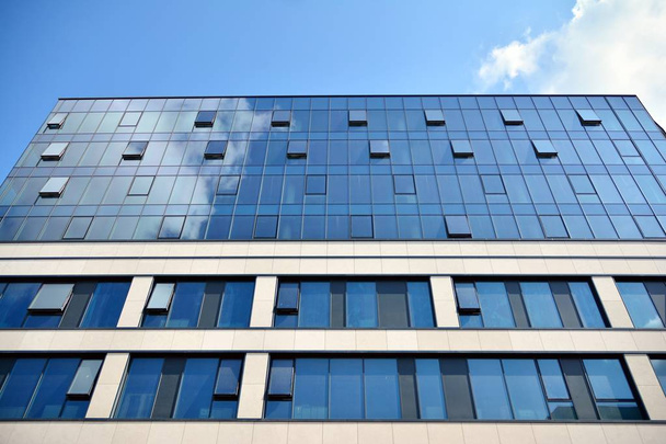 Nouvel immeuble de bureaux dans le centre d'affaires. Mur en acier et verre avec ciel bleu. Architecture d'entreprise moderne - concept d'entreprise et de réussite
. - Photo, image