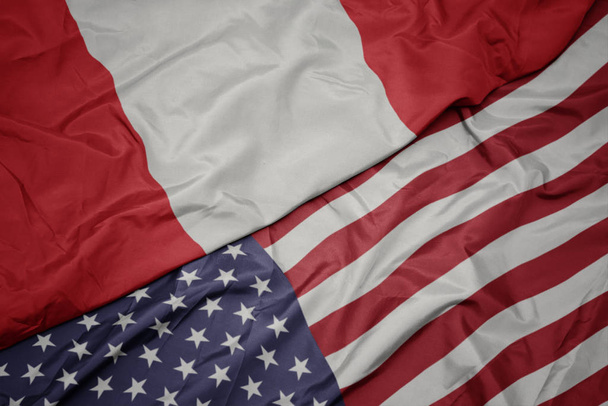 Amerika Birleşik Devletleri ve peru ulusal bayrağı renkli bayrak sallayarak. - Fotoğraf, Görsel