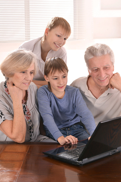 Family at a laptop - Foto, Imagem