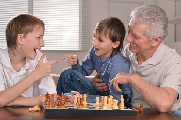 Happy family at a chess - Foto, Imagem