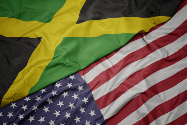 vilkuttaa värikäs lippu Amerikan yhdysvaltojen ja kansallinen lippu Jamaika
. - Valokuva, kuva
