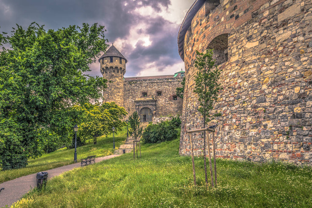 Budapeszt-22 czerwca 2019: mury zamku w Budap - Zdjęcie, obraz