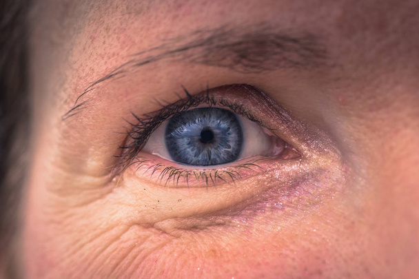 Boedapest-22 juni 2019: blauwe ogen van een Hongaarse vrouw in Budap - Foto, afbeelding