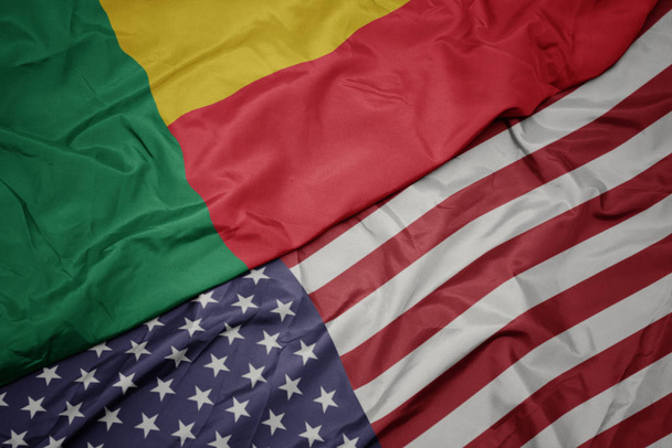 ondeando colorida bandera de Estados Unidos de América y bandera nacional de Benín
. - Foto, imagen