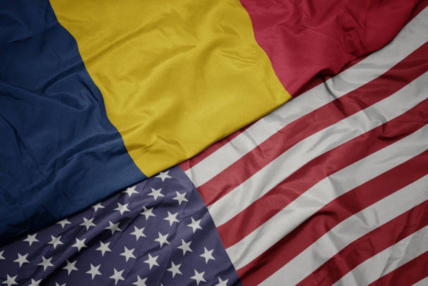 schwenken bunte Flagge der Vereinigten Staaten von Amerika und Nationalflagge von chad. - Foto, Bild