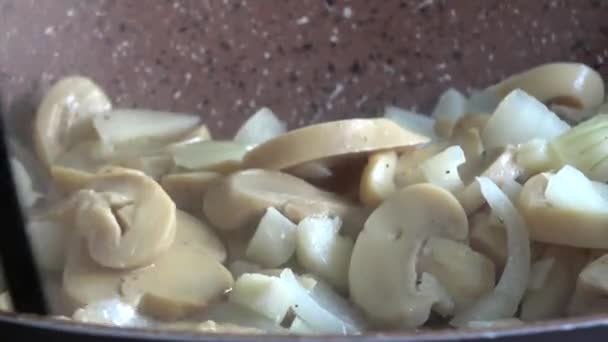 4k. hd. Zubereitung und Verkauf von Lebensmitteln an Kunden in einem der Restaurants in Rom. Italien. Pilze mit Zwiebeln und Knoblauch für Pasta, ist eine traditionelle italienische Mahlzeit. Restaurant im zentrum von rom. - Filmmaterial, Video