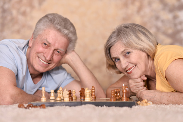 elderly couple playing - Foto, afbeelding