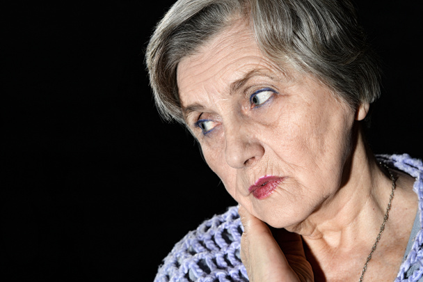 Pensive femme âgée
 - Photo, image