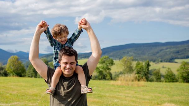 Père et tout-petit garçon s'amusent dans une montagne
 - Photo, image