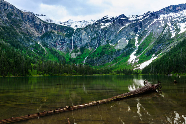 Cascadas en el borde del lago Avalanche
 - Foto, imagen
