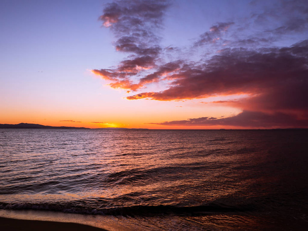 launiger Sonnenuntergang an einem leeren Strand - Foto, Bild