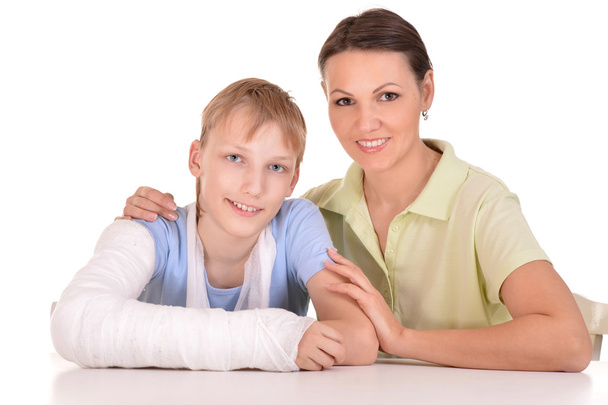 mother and son with a broken arm - Foto, Imagem