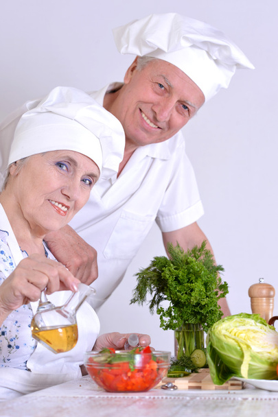 couple preparing salad - Fotografie, Obrázek