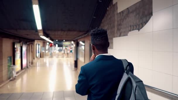 African American zakenman draagt blauw pak wandelen - Video