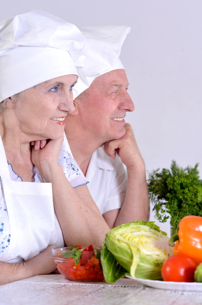 couple preparing salad - Zdjęcie, obraz