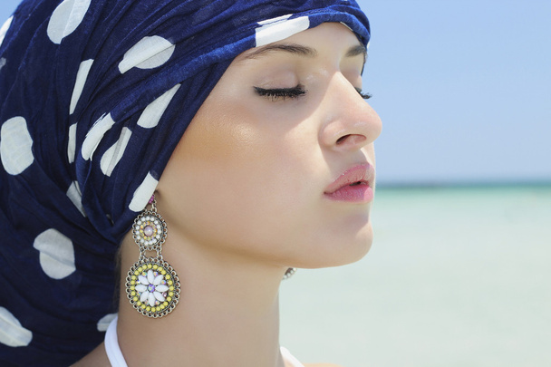 Belle femme dans un châle bleu sur la plage. style arabe
 - Photo, image