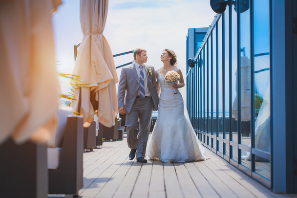 Bride and groom near the building - Foto, imagen