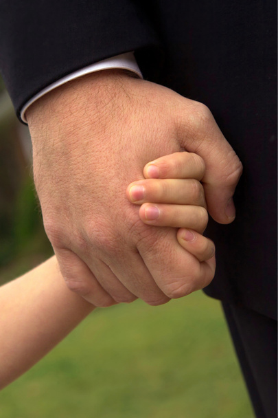 vader en zoon hand in hand - Foto, afbeelding