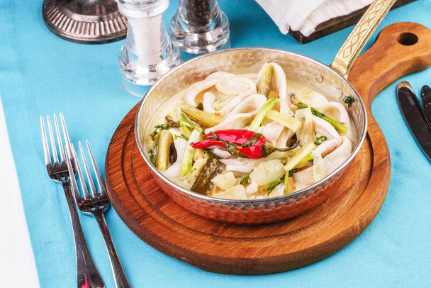 Mediterranean noodle soup with colmar rings, onions, cucumbers and hot peppers - Zdjęcie, obraz