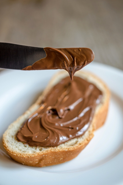 Кусок хлеба с шоколадным кремом
 - Фото, изображение